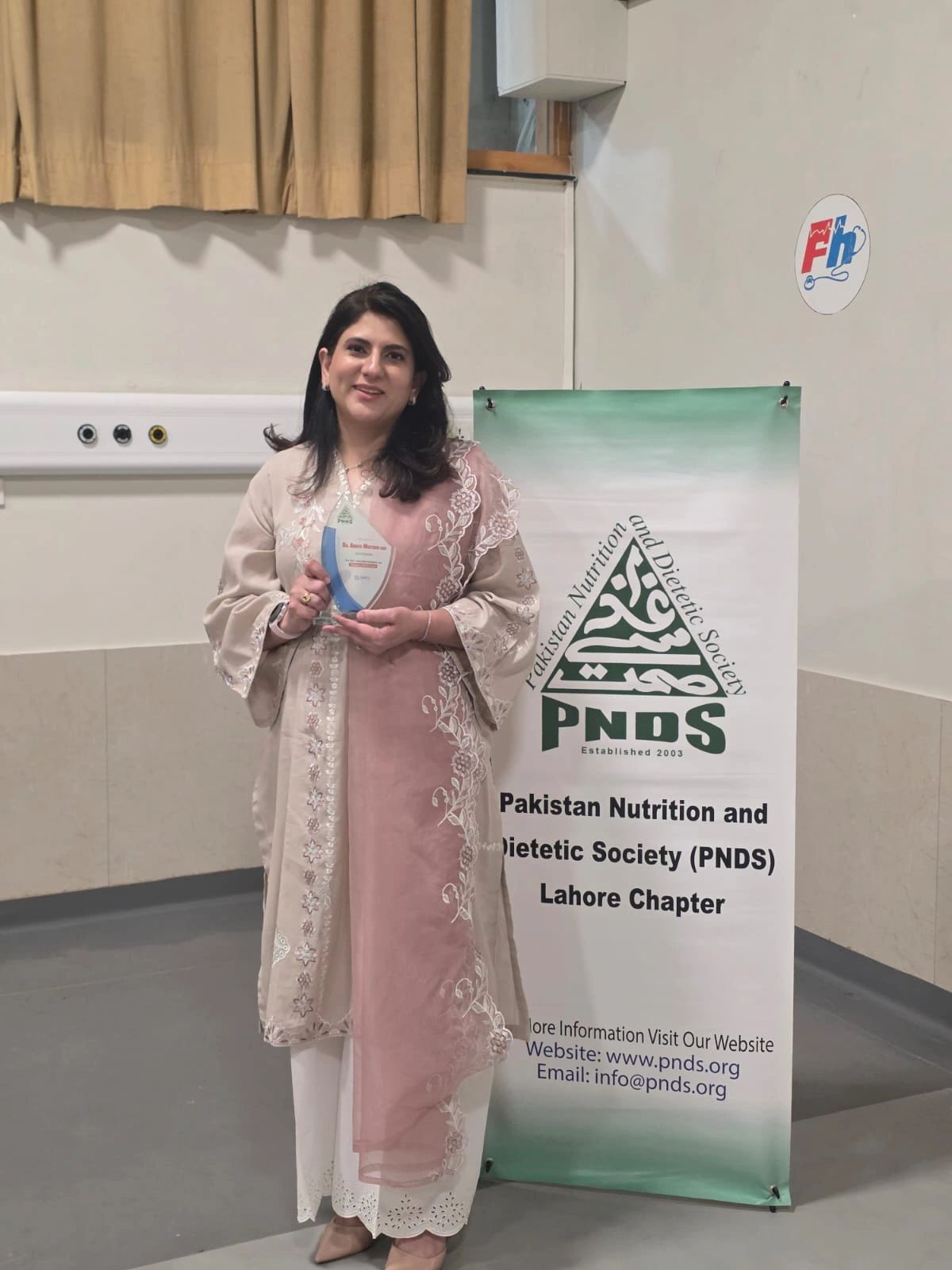Amber Mustafa, RD receiving recognition from the PNDS Lahore Chapter