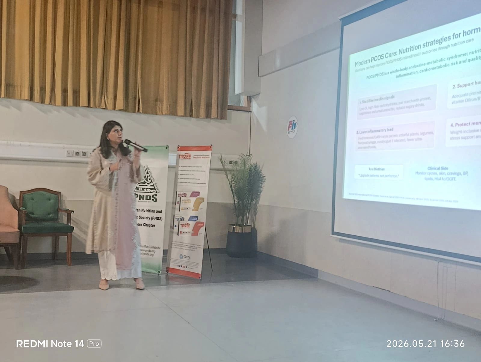 Amber Mustafa presenting at the PCOS/PMOS CNE session, Farooq Hospital, Lahore